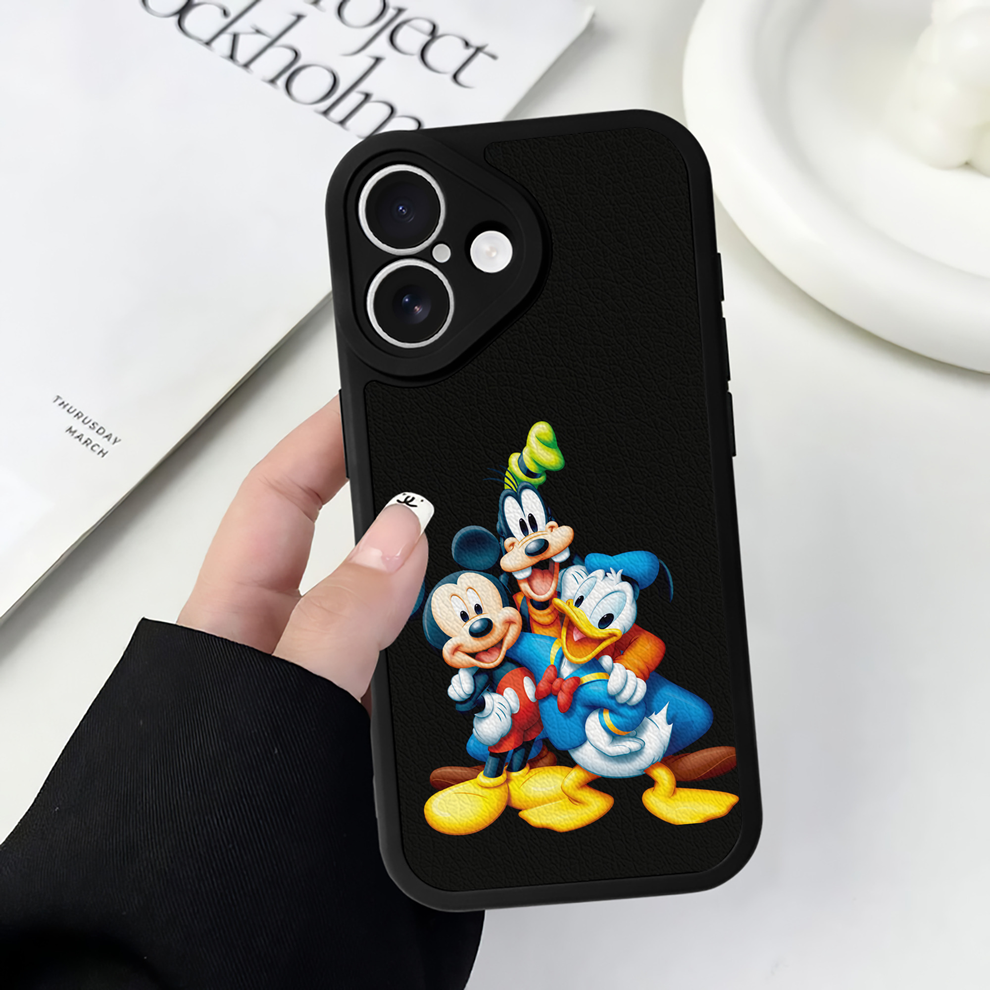 （画像用） ミッキーマウス Mickey Mouse 【iPhone 16シリーズ対応】シリコンスマホケース（レザー調） 材質：シリコン